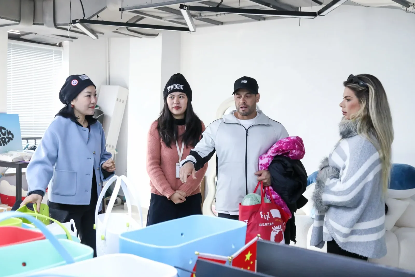 Compradores internacionais analisando amostras de bolsas em nosso showroom em Yiwu
