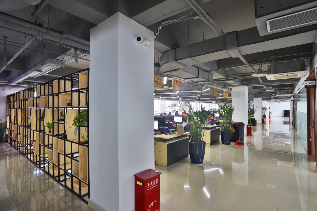 Nuestra oficina en Yiwu, donde comparten espacio compras y control de calidad